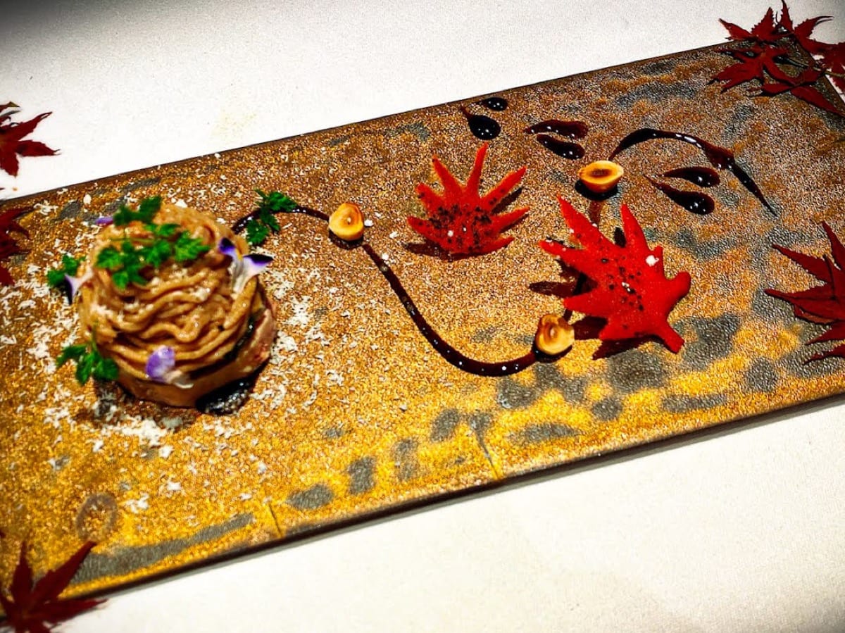 紅葉を描いた金彩の長皿にモンブラン
