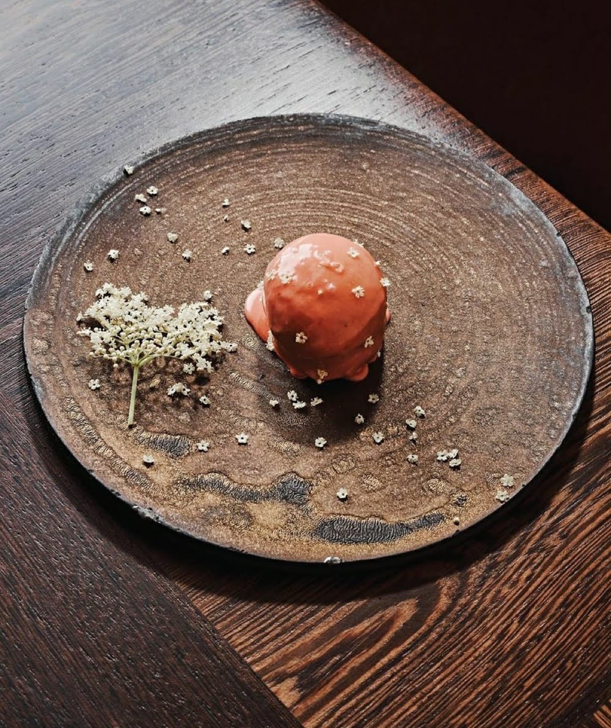グレーの石皿に鮪