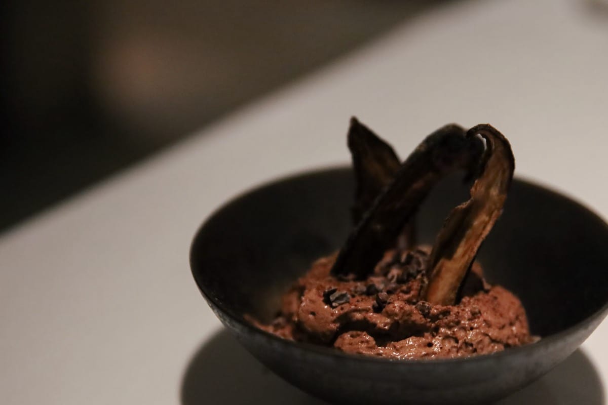 黒い鉢にチョコレートのデザート