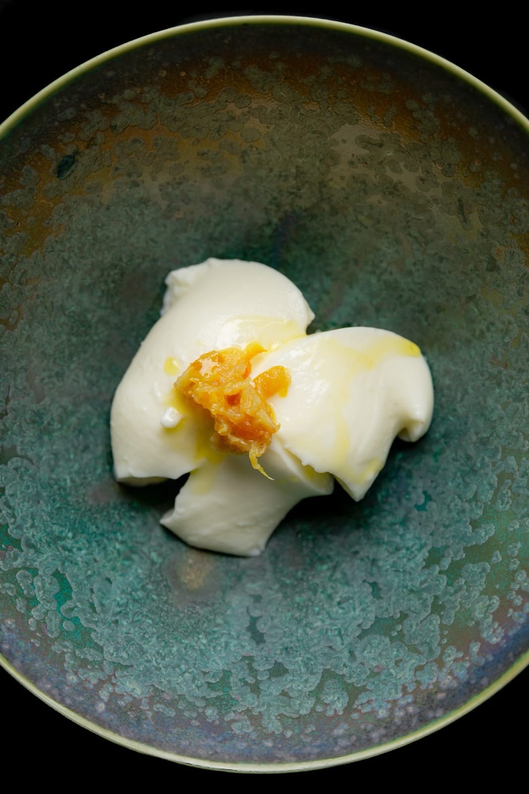 白い花形の器