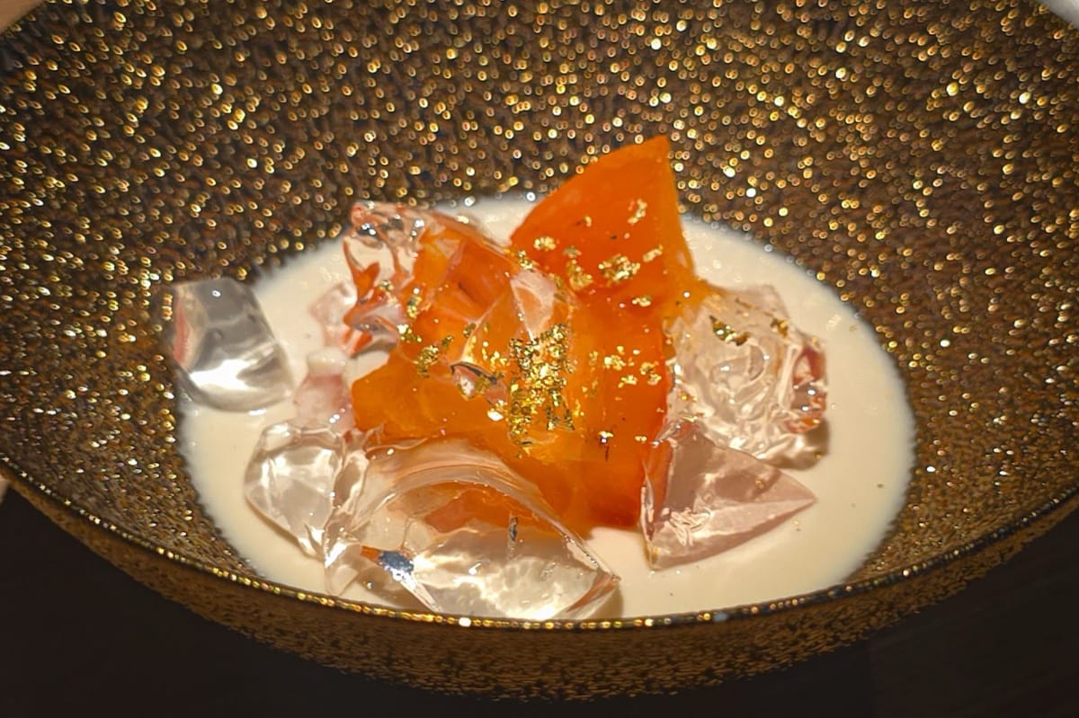 金ラメの皿に琥珀のデザート