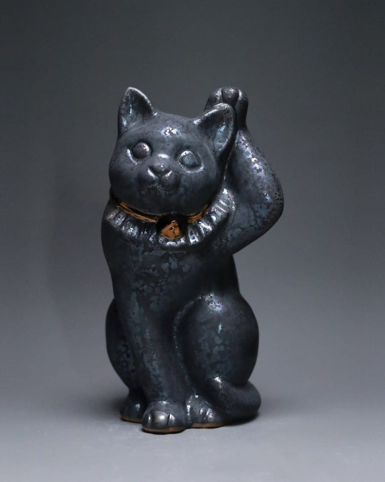 左手を上げたねこ -黒煌-